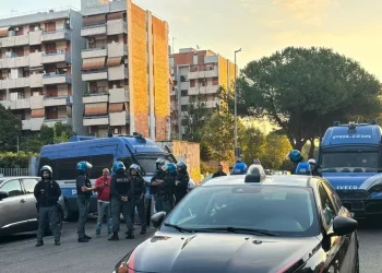Tensioni durante sgombero Rom, lancio oggetti,10 feriti