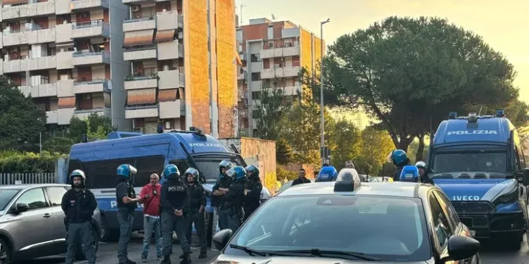 Tensioni durante sgombero Rom, lancio oggetti,10 feriti