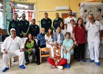 Natale, visita dei giganti della Dinamo in Pediatria a Sassari
