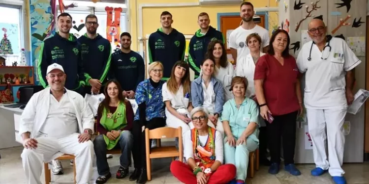 Natale, visita dei giganti della Dinamo in Pediatria a Sassari