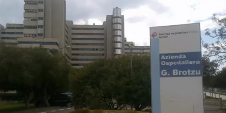 Cade mentre pota un albero, 60enne in ospedale a Cagliari