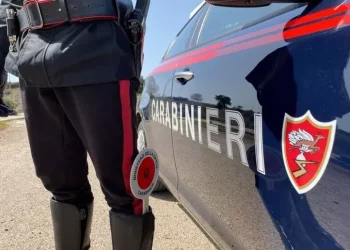 Ragazza accoltellata fuori da un supermercato, è grave