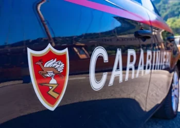 Picchiano un automobilista per un sorpasso e gli rubano l’auto