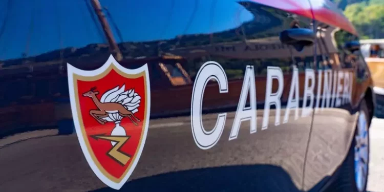 Picchiano un automobilista per un sorpasso e gli rubano l’auto