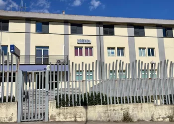 Ubriaco minaccia rivale col fucile poi spara nel bar, arrestato