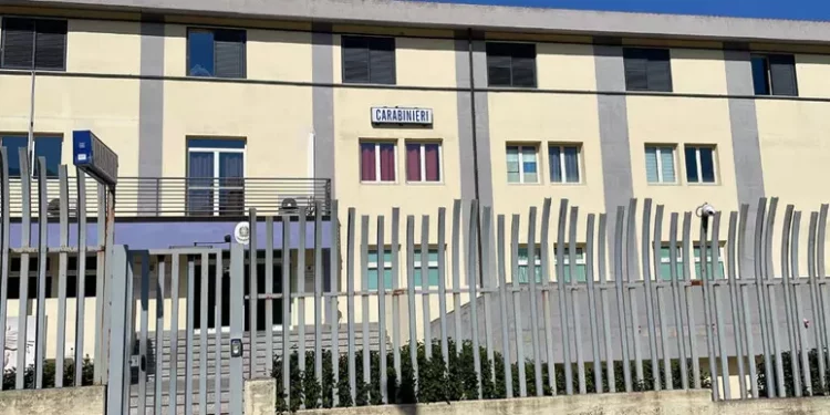 Ubriaco minaccia rivale col fucile poi spara nel bar, arrestato