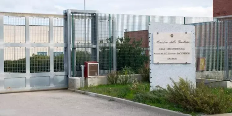 Madre detenuta tenta il suicidio nel carcere di Sassari