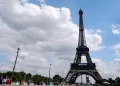 Parigi, fiamme nel vano ascensore: evacuata la Tour Eiffel
