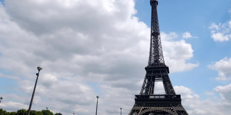 Parigi, fiamme nel vano ascensore: evacuata la Tour Eiffel