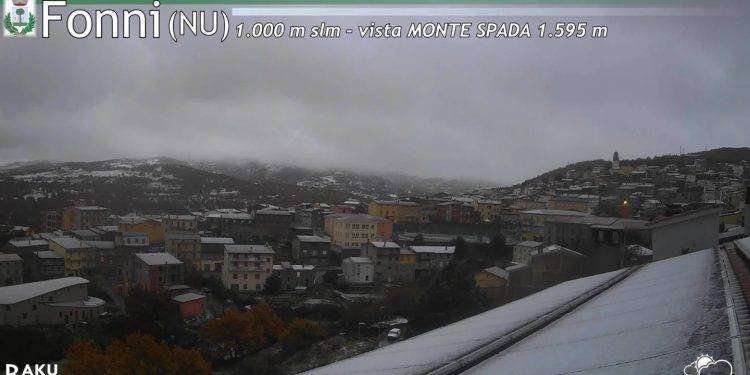 Sulla Sardegna arriva la neve: risveglio imbiancato nel nuorese