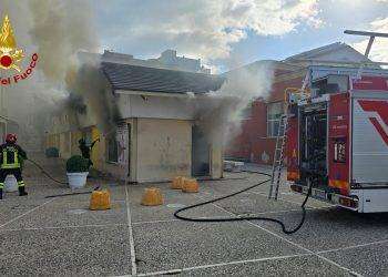 Nuoro, in fiamme box distributori bevande