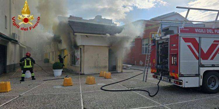 Nuoro, in fiamme box distributori bevande