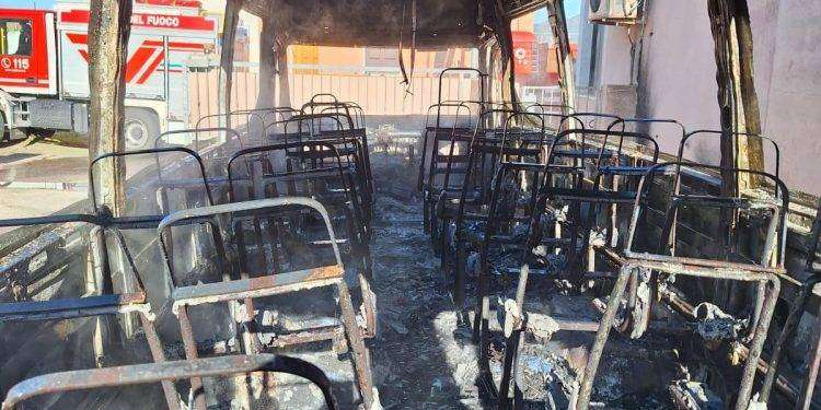 Scuolabus in fiamme a Santa Maria Coghinas: in azione i Vigili del Fuoco