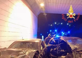 15enne morto in incidente, altri 6 giovani feriti