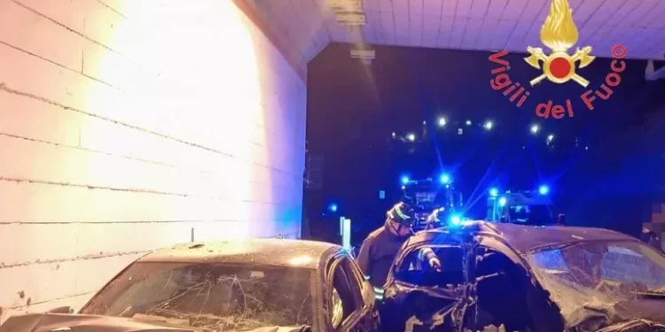 15enne morto in incidente, altri 6 giovani feriti