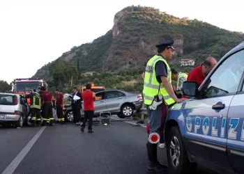 Auto contro cisterna, due morti e tre feriti