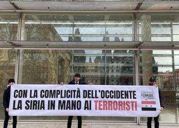 Solidarietà per la Siria, consegnata dall’Occidente ai terroristi: esposto striscione all’Ara Pacis