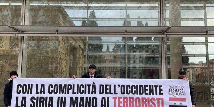 Solidarietà per la Siria, consegnata dall’Occidente ai terroristi: esposto striscione all’Ara Pacis