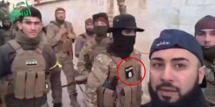 I terroristi tagliagole conquistano Damasco, Assad lascia la Siria: scarcerati i massimi comandanti dell’Isis