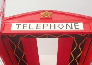 I 100 anni della cabina telefonica inglese, ricostruita in Lego