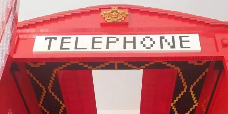 I 100 anni della cabina telefonica inglese, ricostruita in Lego