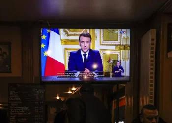 Sondaggio Figaro, 59% dei francesi vuole le dimissioni di Macron