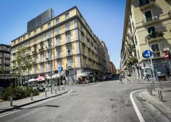 A Napoli cade una piastra da un balcone e ferisce una donna, forse è stata lanciata