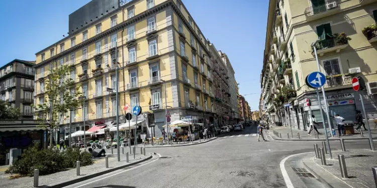 A Napoli cade una piastra da un balcone e ferisce una donna, forse è stata lanciata