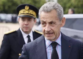 Sarkozy condannato a 3 anni, uno con il braccialetto elettronico
