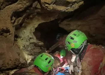 Ancora 36/48 ore per uscita speleologa bloccata