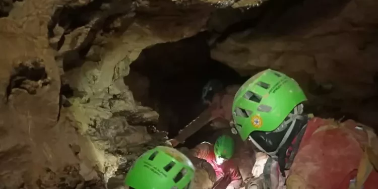 Ancora 36/48 ore per uscita speleologa bloccata