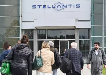 Sindacati chiedono a Stellantis aumento dei salari dell’8,8%