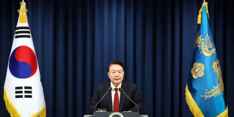 Il presidente della Corea Sud dichiara la legge marziale in diretta televisiva: al bando le attività di Parlamento e partiti politici