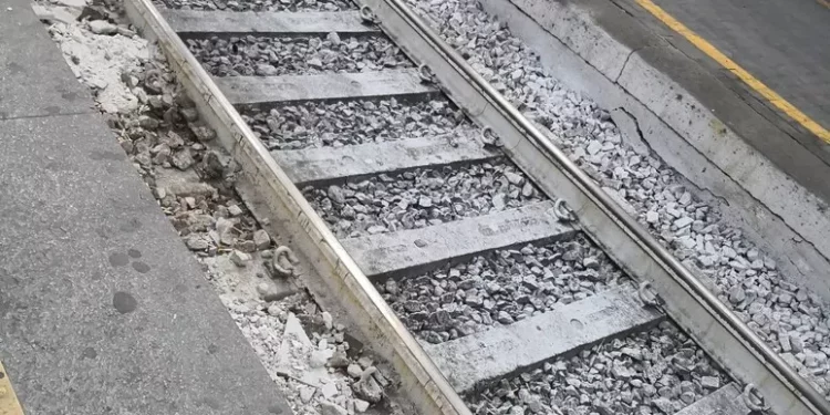 Passeggero aggredisce capotreno con pugno al volto