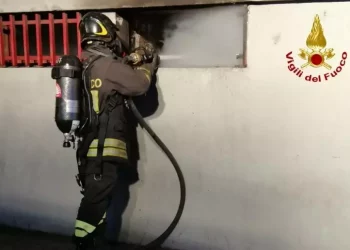 Scoppia incendio in una casa a Olbia, salvato il proprietario