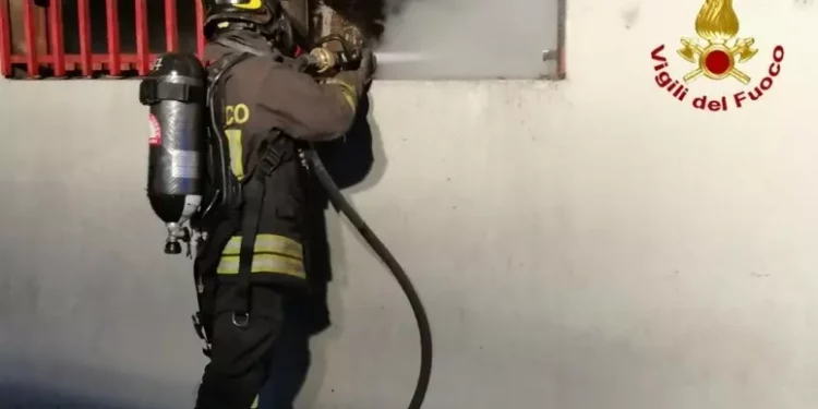 Scoppia incendio in una casa a Olbia, salvato il proprietario