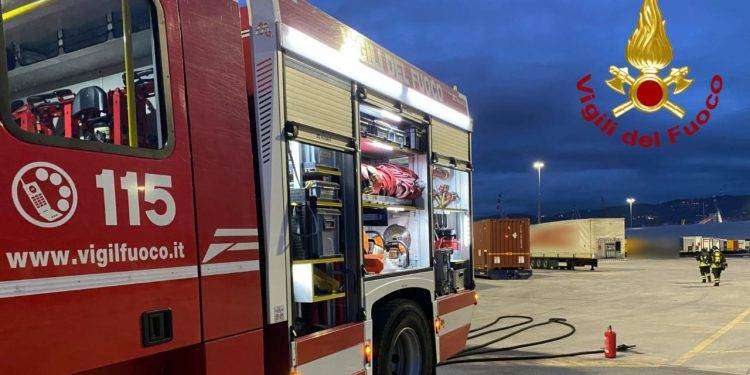 Terrore per 268 passeggeri sulla Moby: fuoco nel vano garage