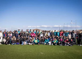 Calcio: il Cagliari si allena davanti agli studenti