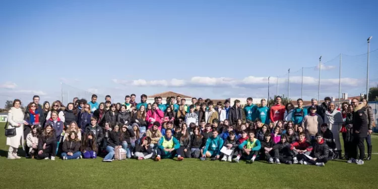 Calcio: il Cagliari si allena davanti agli studenti