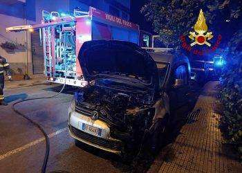 Attentato nella notte a Siniscola, data alle fiamme auto di un dipendente della compagnia barracellare