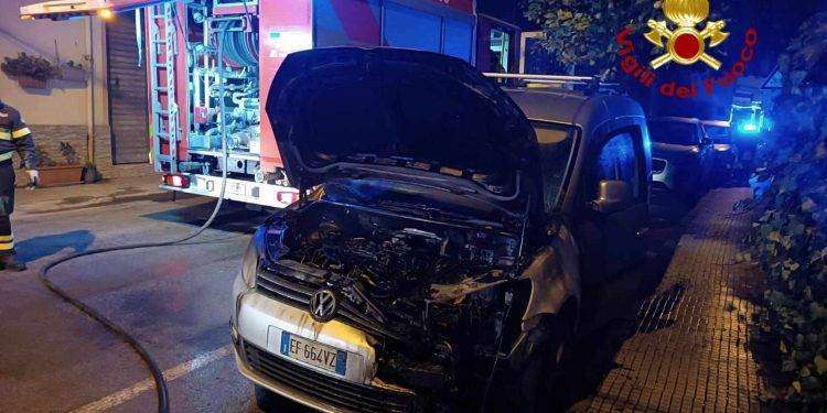 Attentato nella notte a Siniscola, data alle fiamme auto di un dipendente della compagnia barracellare