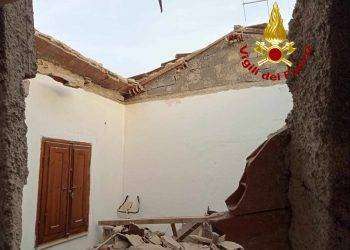 Paura a Cannigione, crolla il tetto di una casa