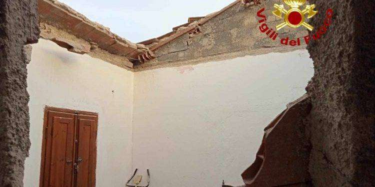 Paura a Cannigione, crolla il tetto di una casa