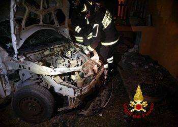 Paura a San Teodoro: attentato esplosivo distrugge auto: bomba posizionata sotto il vano motore