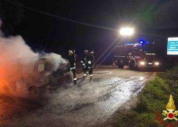 Auto data alle fiamme nella notte vicino ad Orani