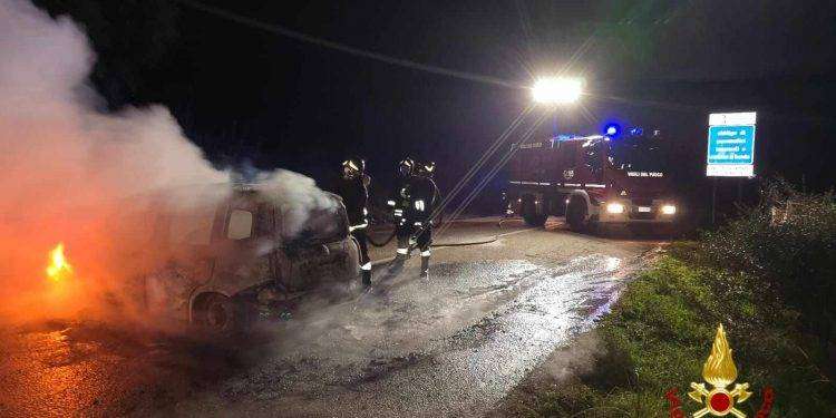 Auto data alle fiamme nella notte vicino ad Orani