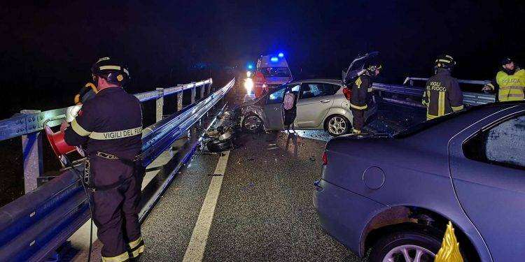 Grave incidente nel nuorese, scontro tra due auto: 5 feriti