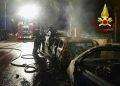 Notte di fiamme a Sassari, grave incendio distrugge due auto