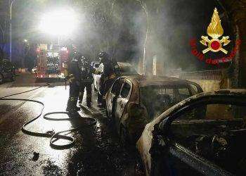 Notte di fiamme a Sassari, grave incendio distrugge due auto