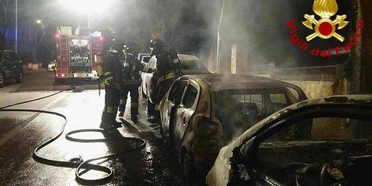 Notte di fiamme a Sassari, grave incendio distrugge due auto